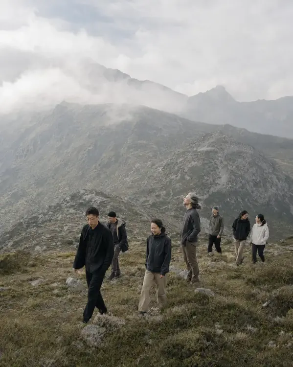 同行者在高山苔原上以不同步伐前行